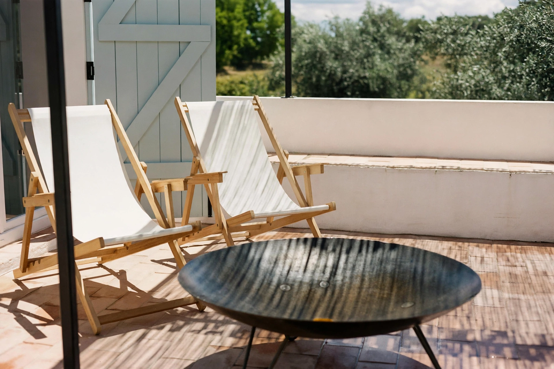 Cadeiras de repouso no terraço da casa MonteZinho