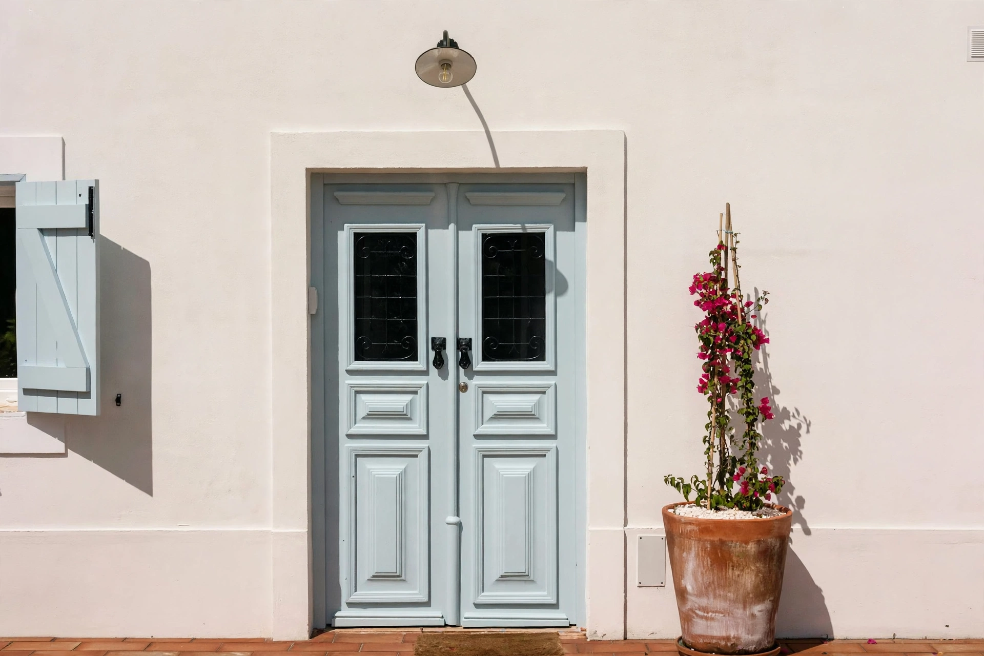 Porta de entrada azul-clara da casa MonteZinho