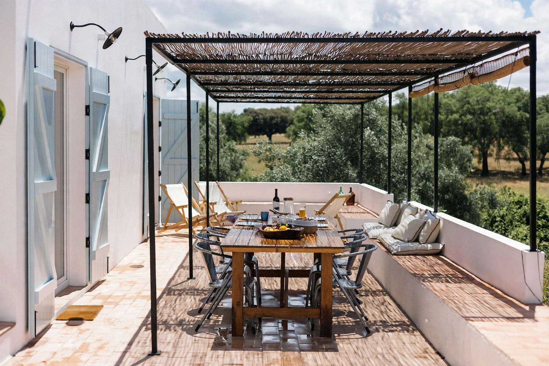 Terraço com mesa de refeições da casa MonteZinho
