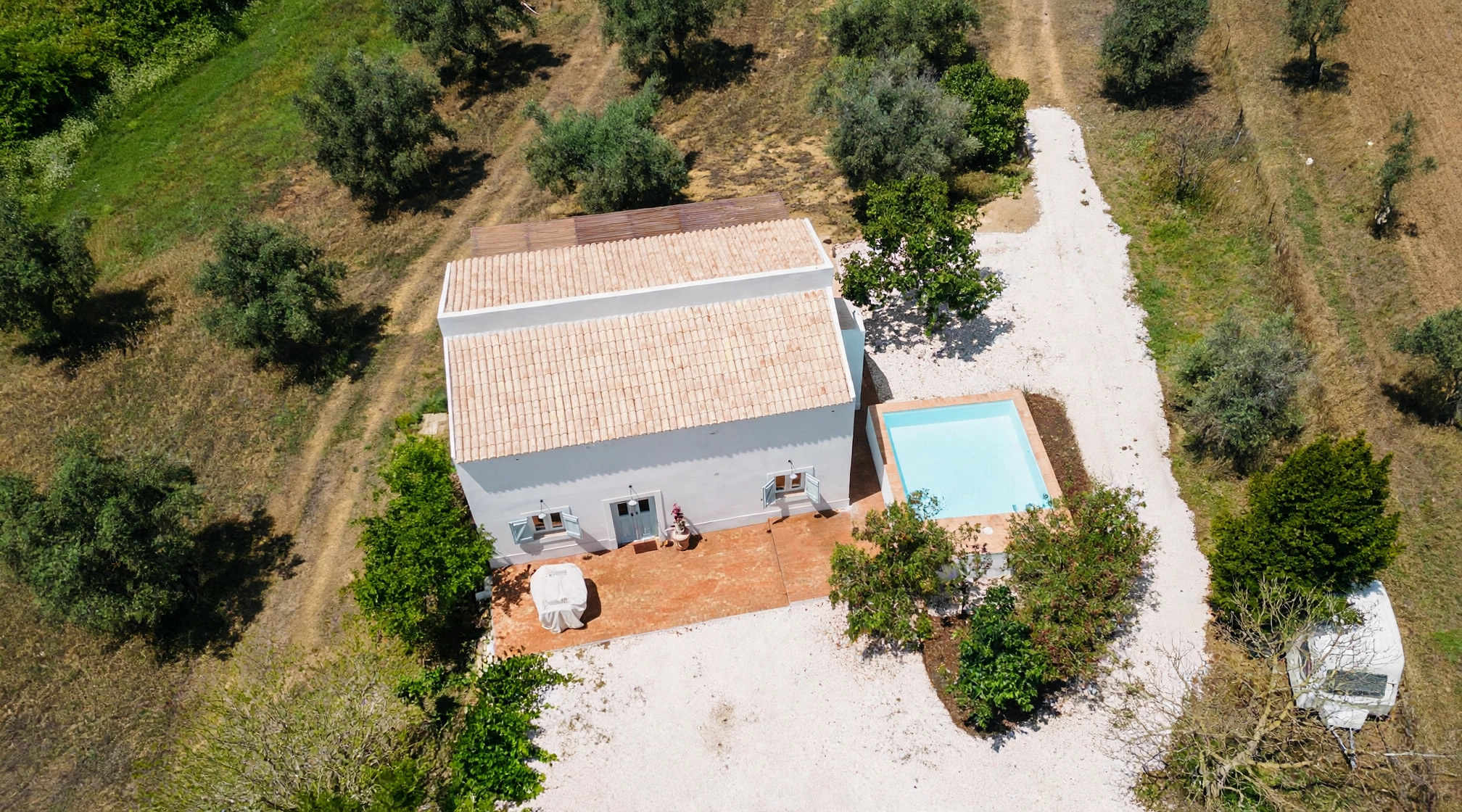 Vista aérea da casa MonteZinho com a piscina