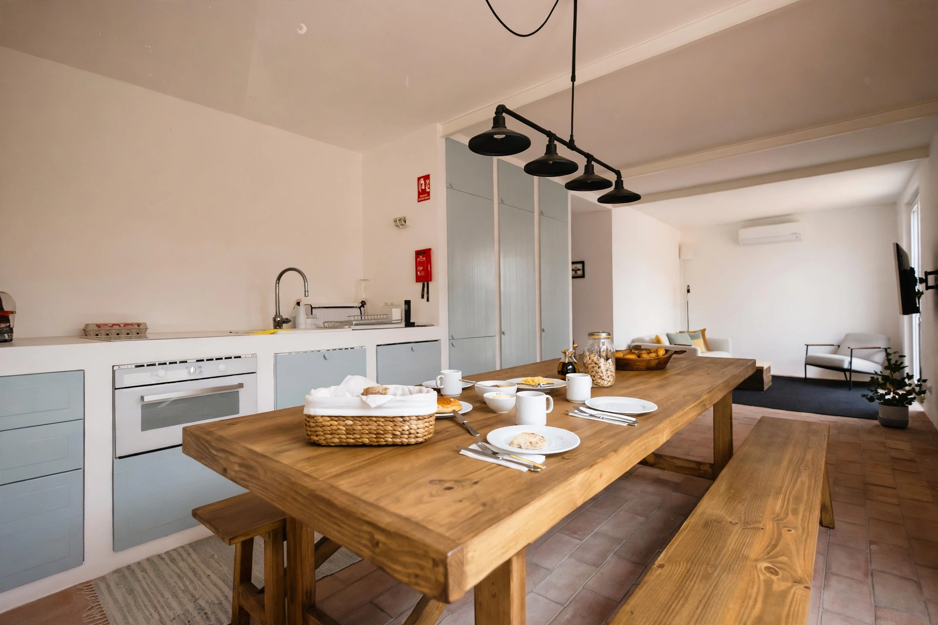 Cozinha e mesa de refeições da casa MonteZinho
