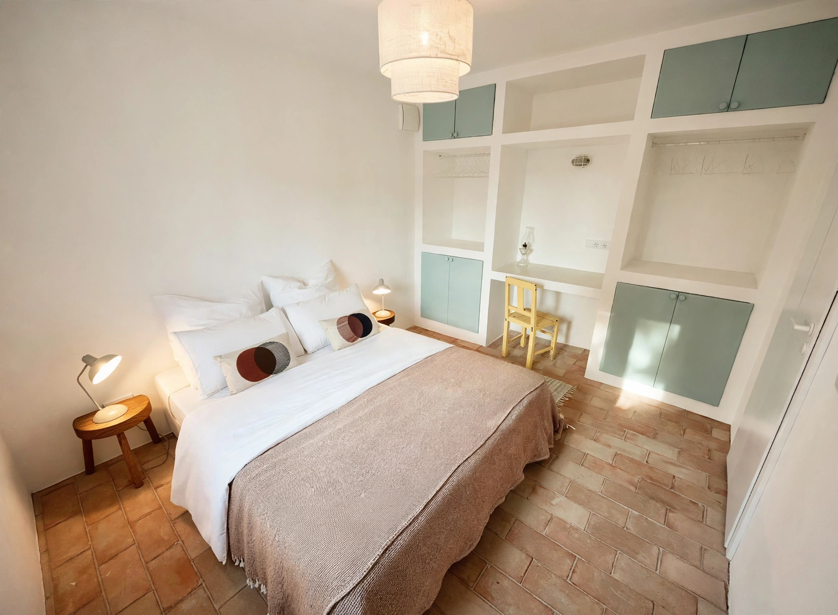 Quarto 1 da casa MonteZinho, com cama queen e roupeiros