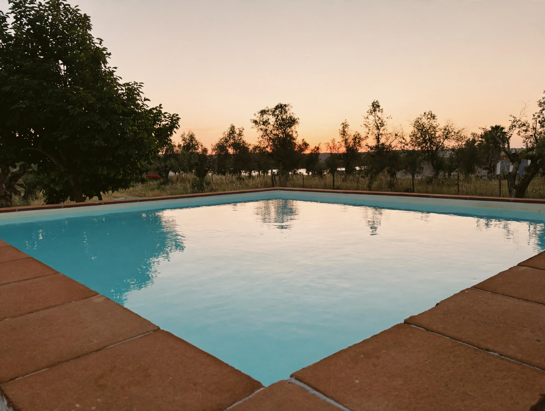 Piscina da casa MonteZinho ao pôr do sol