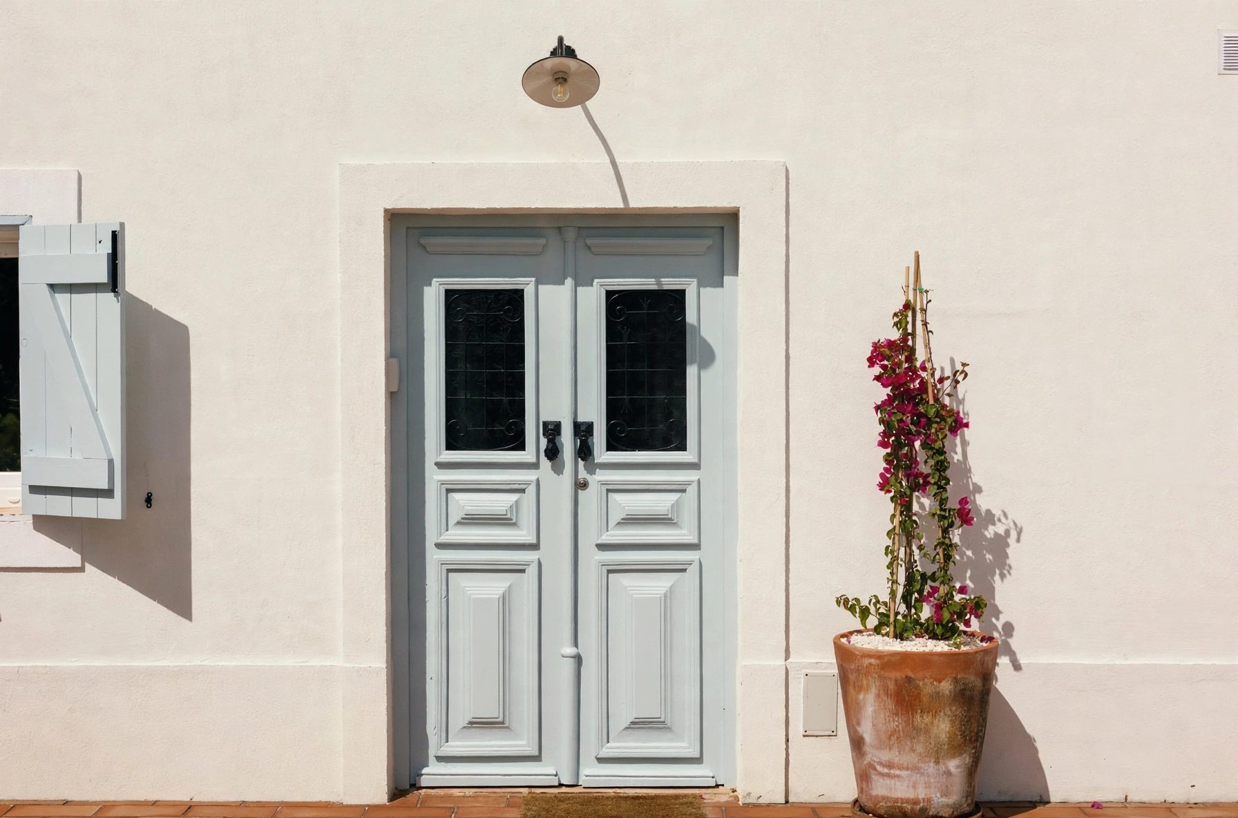 Porta de entrada azul-clara da casa MonteZinho